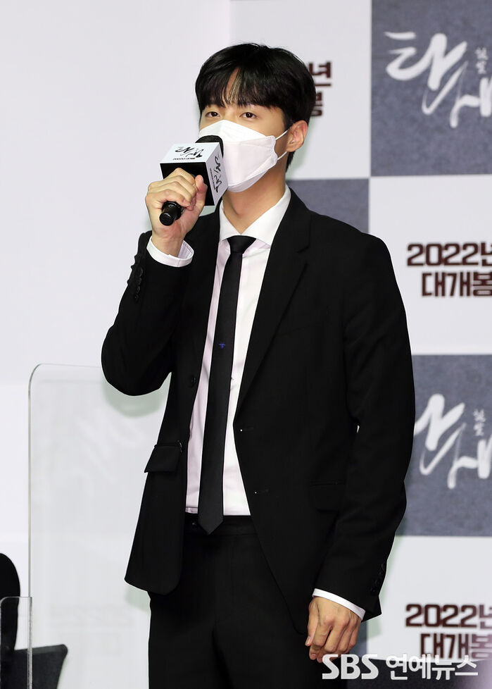 [Throwback] Lim Hyoun Soo Greets Reporters at ‘A Birth’ Press Conference