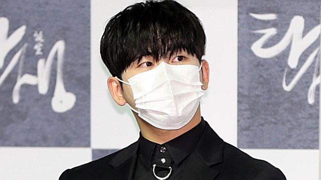 [Throwback] LEE HOWON Turns Heads With a Striking Gaze