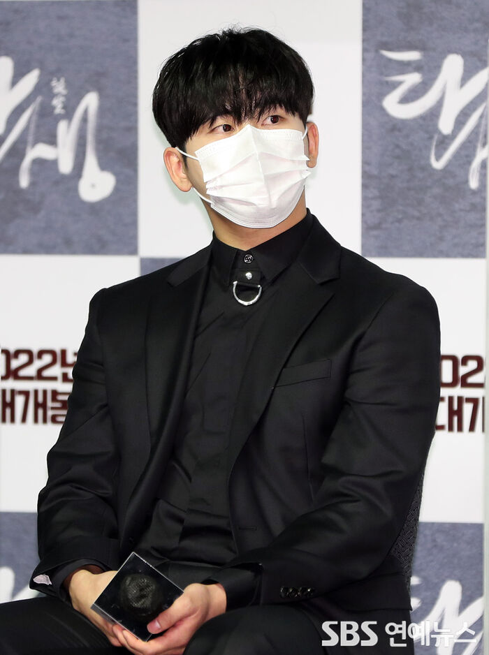 [Throwback] LEE HOWON Turns Heads With a Striking Gaze