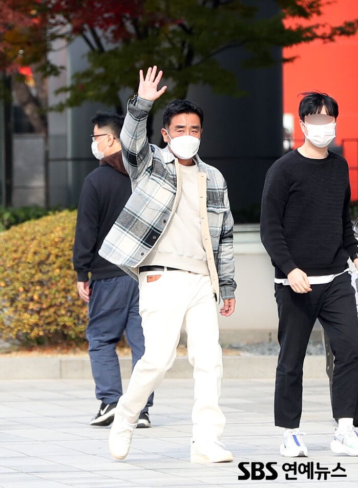 [Throwback] Ryu Seungryong Heads to SBS for Cultwo Show Appearance