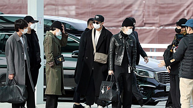 [Throwback] BTS Bring Effortless Airport Vibes En Route to Los Angeles