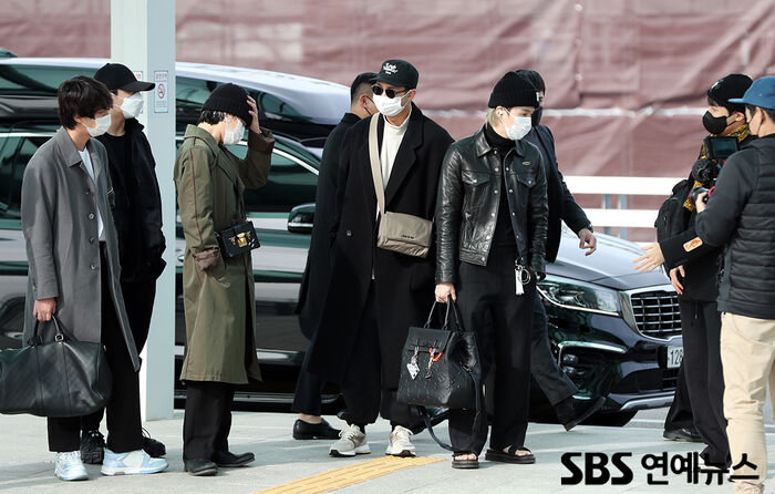 [Throwback] BTS Bring Effortless Airport Vibes En Route to Los Angeles