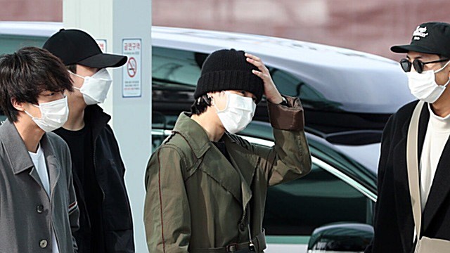 [Throwback] BTS’ JIMIN Nails the Handbag Look at Incheon Airport
