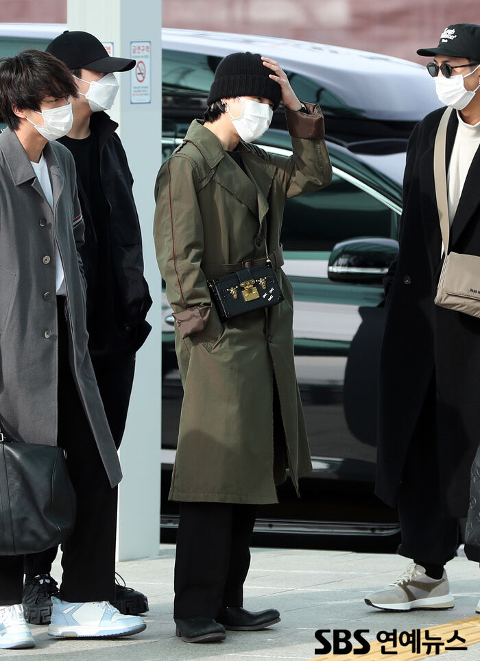 [Throwback] BTS’ JIMIN Nails the Handbag Look at Incheon Airport