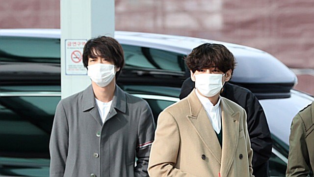 [Throwback] BTS' JIN And V Head To L.A., Steal Hearts With Just A Glance