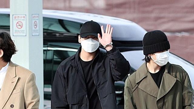 [Throwback] BTS’ JUNG KOOK Serves a Chic All-Black Look