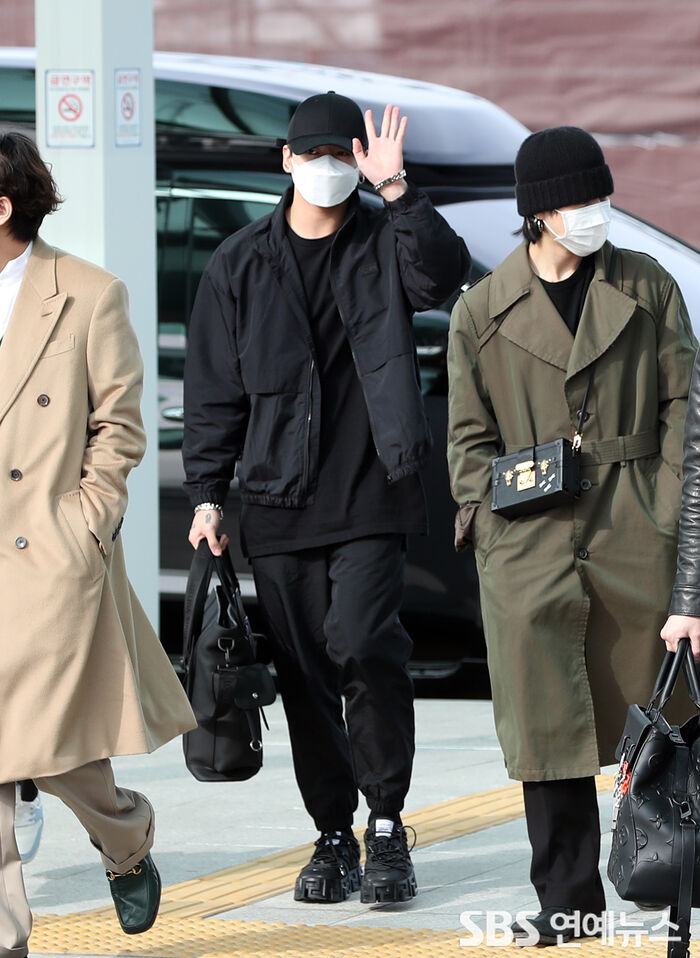 [Throwback] BTS’ JUNG KOOK Serves a Chic All-Black Look