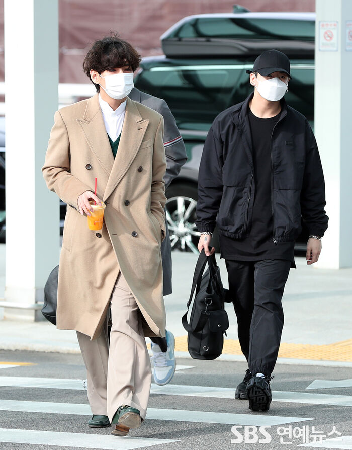 [Throwback] BTS’s V and JUNG KOOK Turn Heads at Incheon en Route to Los Angeles