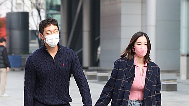 [Throwback] Son Suk-ku And Jun Jongseo, 'Boyfriend Following His Girlfriend'