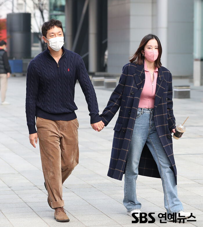 [Throwback] Son Suk-ku And Jun Jongseo, 'Boyfriend Following His Girlfriend'