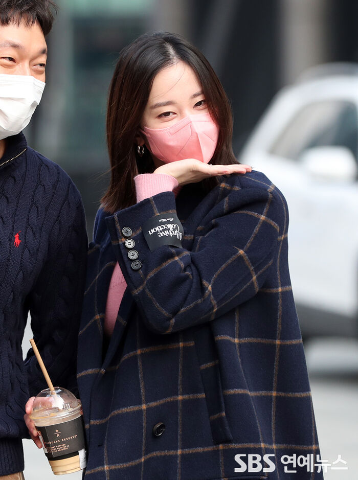 [Throwback] Jun Jongseo’s Cute “Flower Pose”