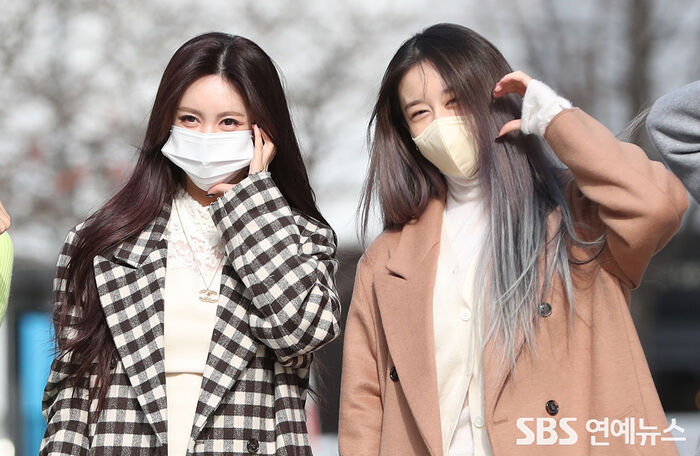 [Throwback] T-ARA’s QRI and JIYEON Share Heart Poses