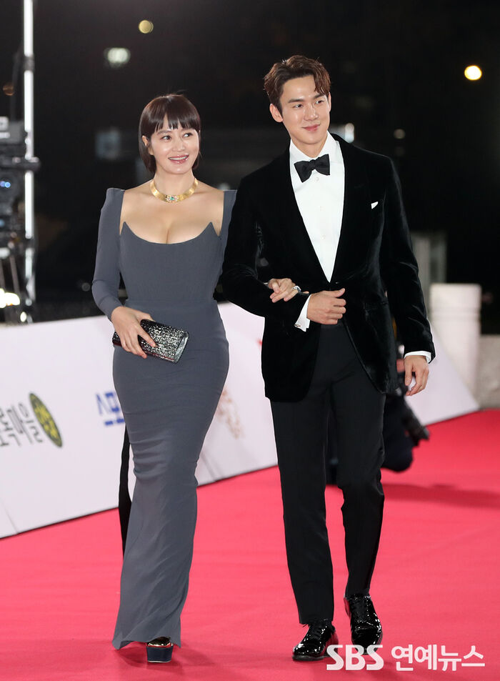 [Throwback] Kim Hye-soo And Yoo Yeon-seok Turn Heads As Blue Dragon Film Awards MCs