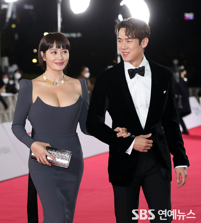 [Throwback] Kim Hye-soo and Yoo Yeon-seok Dazzle as Blue Dragon MCs