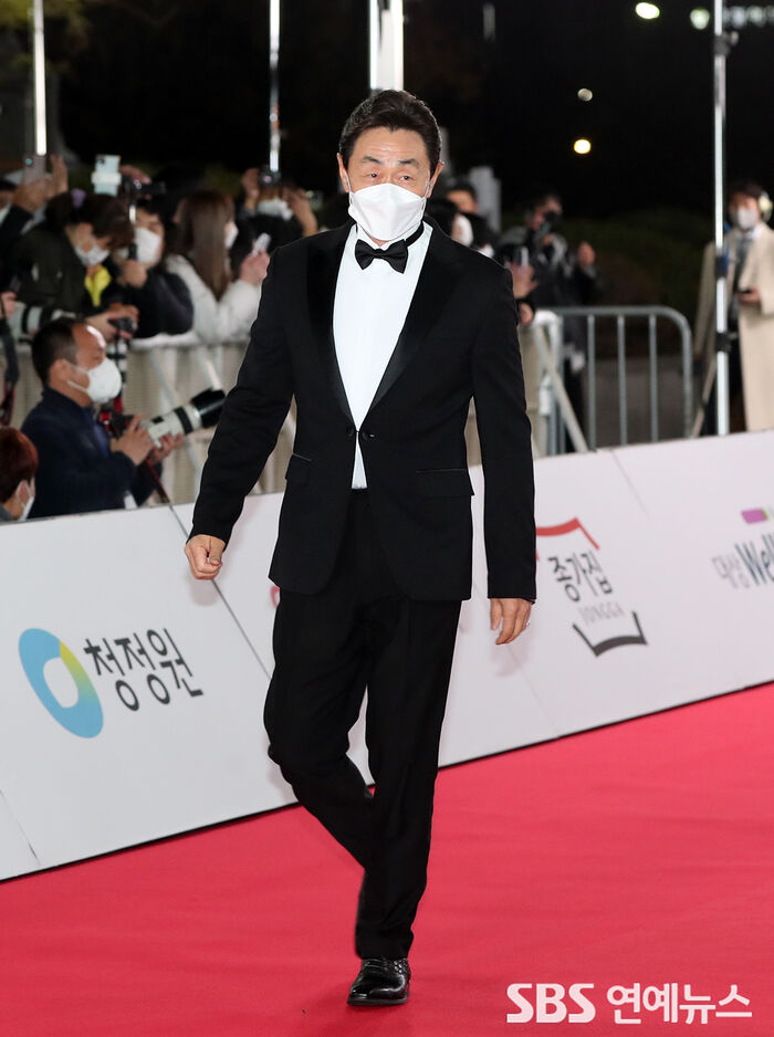 [Throwback] Heo Joon-ho Stuns in a Sharp Tuxedo