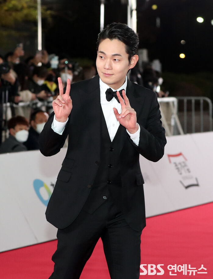 [Throwback] Ryu Kyung-soo Flashes a Cute V on the 42nd Blue Dragon Film Awards Red Carpet