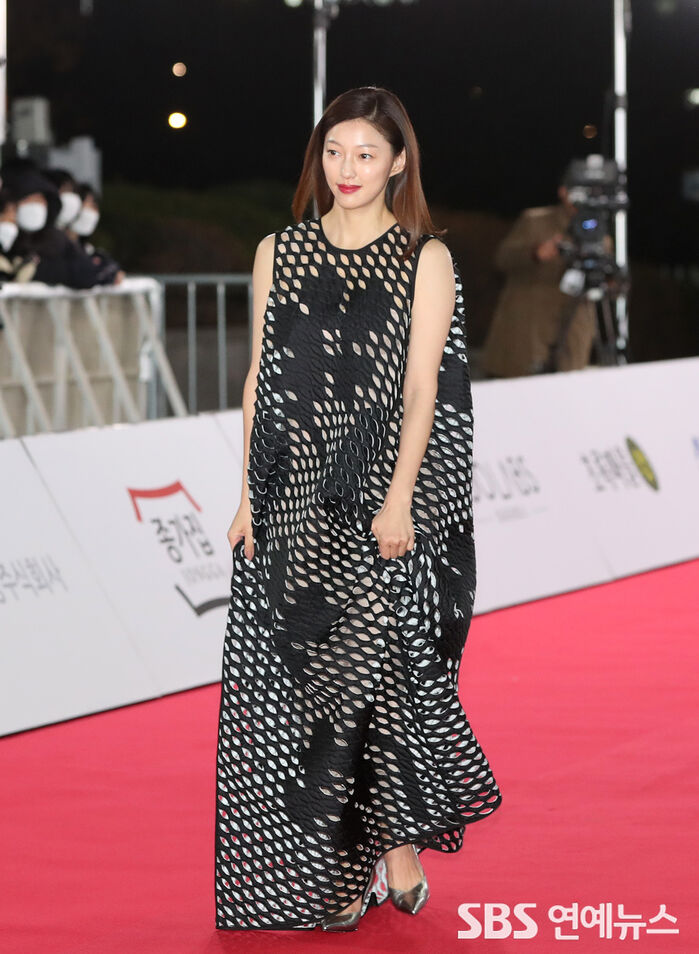 [Throwback] Lee El Shines on the 42nd Blue Dragon Film Awards Red Carpet