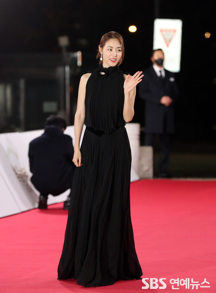 [Throwback] Lee Yeon Hee Stuns With Elegant Look at 42nd Blue Dragon Film Awards Red Carpet