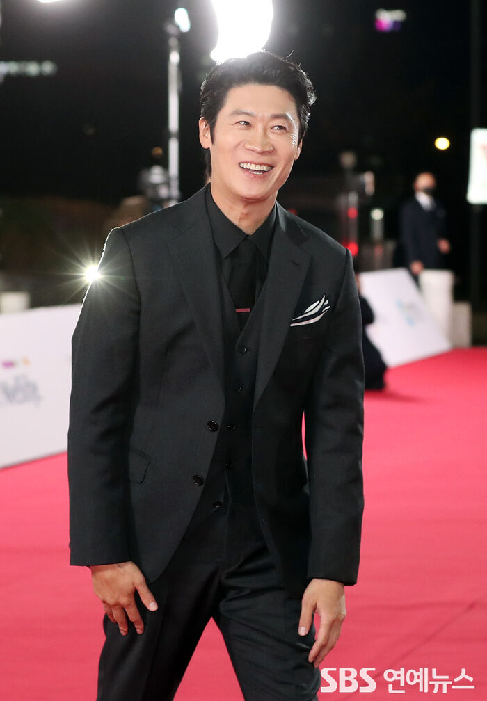 [Throwback] Jin Sun-kyu’s Smile Shines at the 42nd Blue Dragon Film Awards Red Carpet