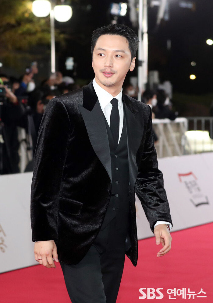 [Throwback] Byun Yo-han Serves a Sharp Bearded Look on the Blue Dragon Film Awards Red Carpet