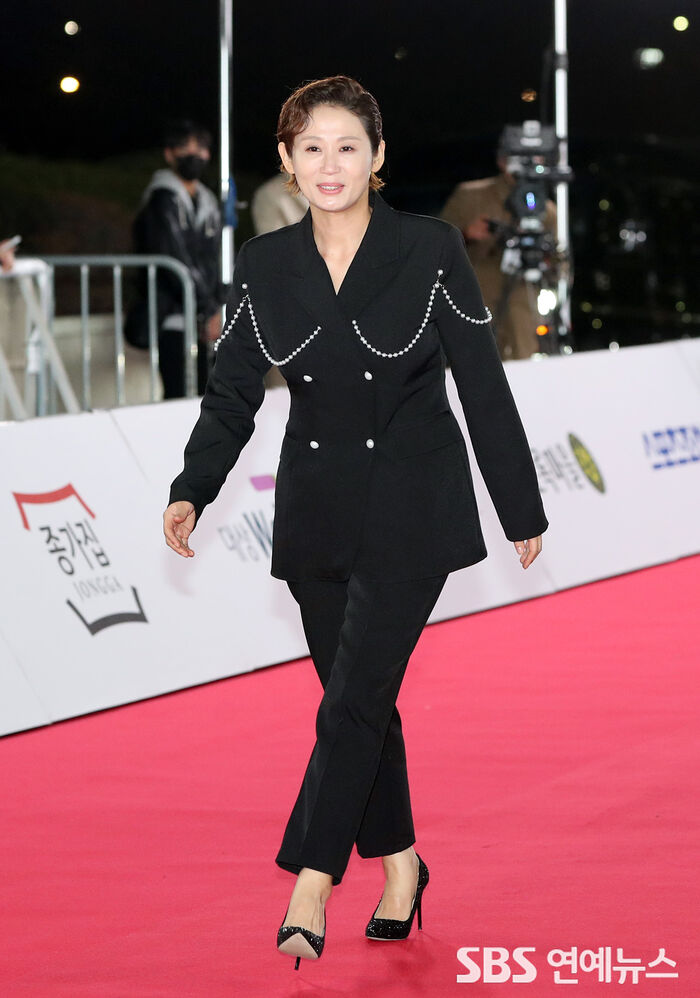 [Throwback] Kim Sun-Young Aims for Best Supporting Actress at the Blue Dragon Film Awards