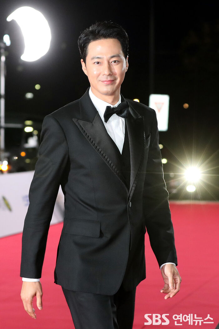 [Throwback] Jo In-sung’s Heart-Fluttering Red Carpet Gaze
