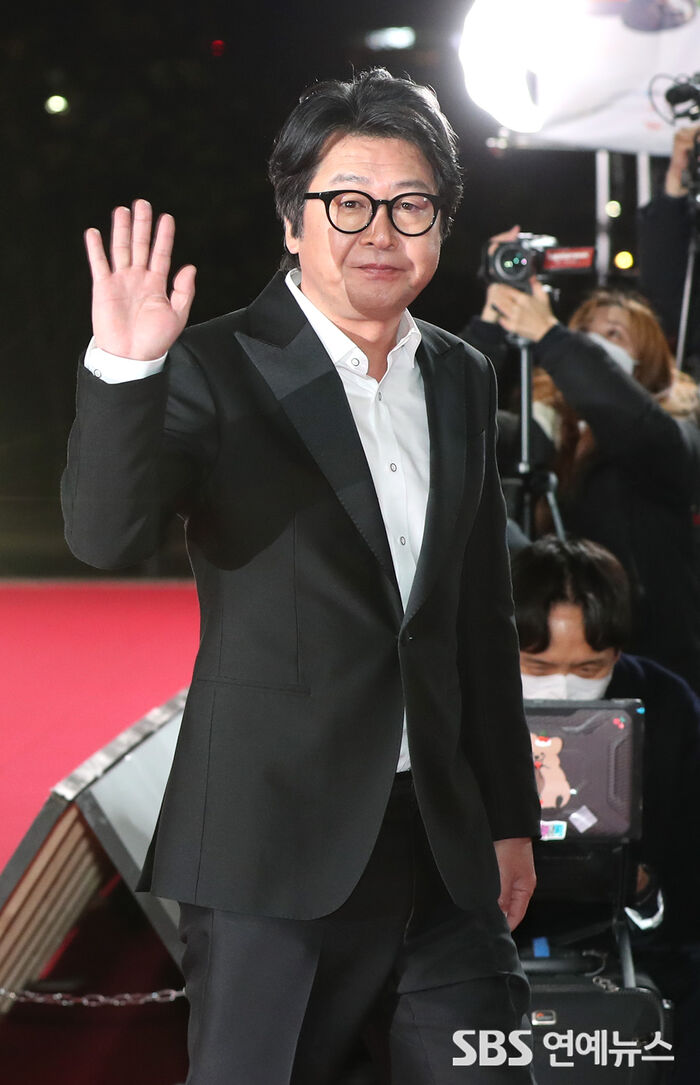 [Throwback] Kim Yoon-seok’s Warm Wave on the Blue Dragon Film Awards Red Carpet