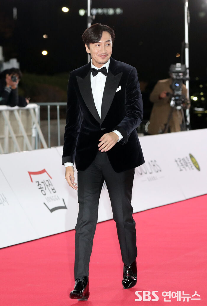 [Throwback] Lee Kwang-soo Channels ‘Asia Prince’ at the 42nd Blue Dragon Film Awards Red Carpet