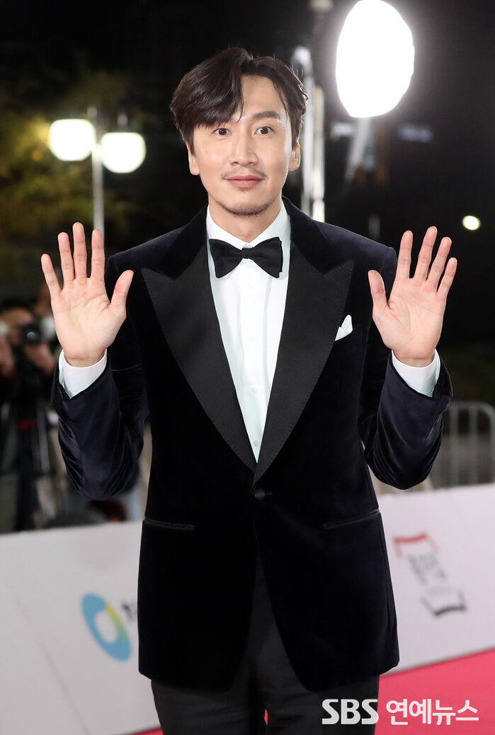 [Throwback] Lee Kwang-soo Serves ‘Ice’ on the Blue Dragon Red Carpet
