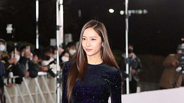 [Throwback] Krystal Jung Stuns at the 42nd Blue Dragon Film Awards Red Carpet