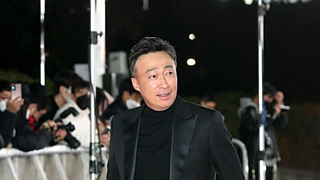 [Throwback] Lee Sung-min Hits the Blue Dragon Film Awards Red Carpet