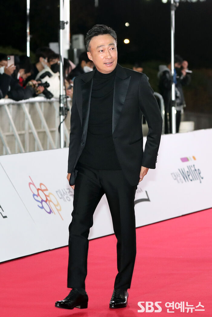 [Throwback] Lee Sung-min Hits the Blue Dragon Film Awards Red Carpet