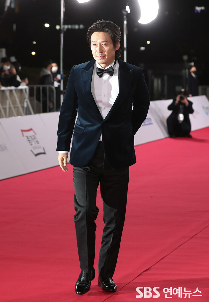 [Throwback] Seol Kyung-gu Hits the 42nd Blue Dragon Film Awards Red Carpet