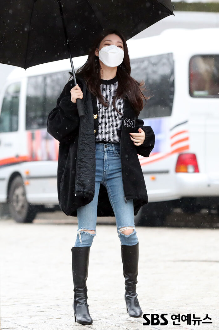 [Throwback] CHUNG HA Is Lovely as Ever on Her Way to KBS Radio
