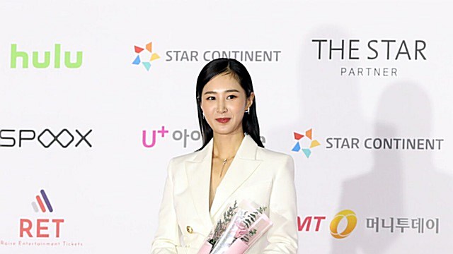 [Throwback] YURI Stuns With Timeless Beauty at 2021 Asia Artist Awards