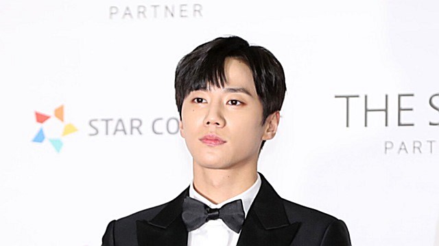 [Throwback] Lee Jun-young Lights Up the 2021 Asia Artist Awards Photo Wall