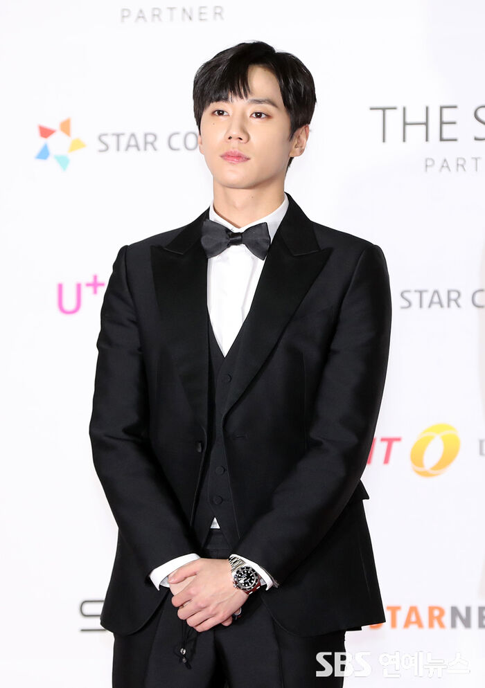 [Throwback] Lee Jun-young Lights Up the 2021 Asia Artist Awards Photo Wall