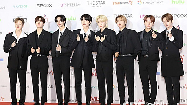 [Throwback] Stray Kids Stun in All Black at the 2021 Asia Artist Awards