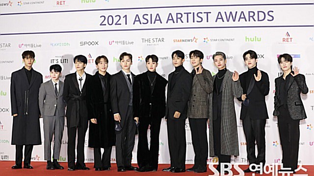 [Throwback] SEVENTEEN Serve Gentleman Vibes at the AAA Photo Wall