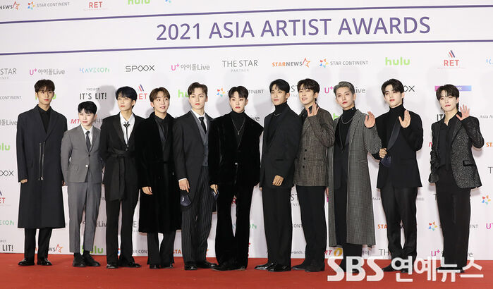[Throwback] SEVENTEEN Serve Gentleman Vibes at the AAA Photo Wall