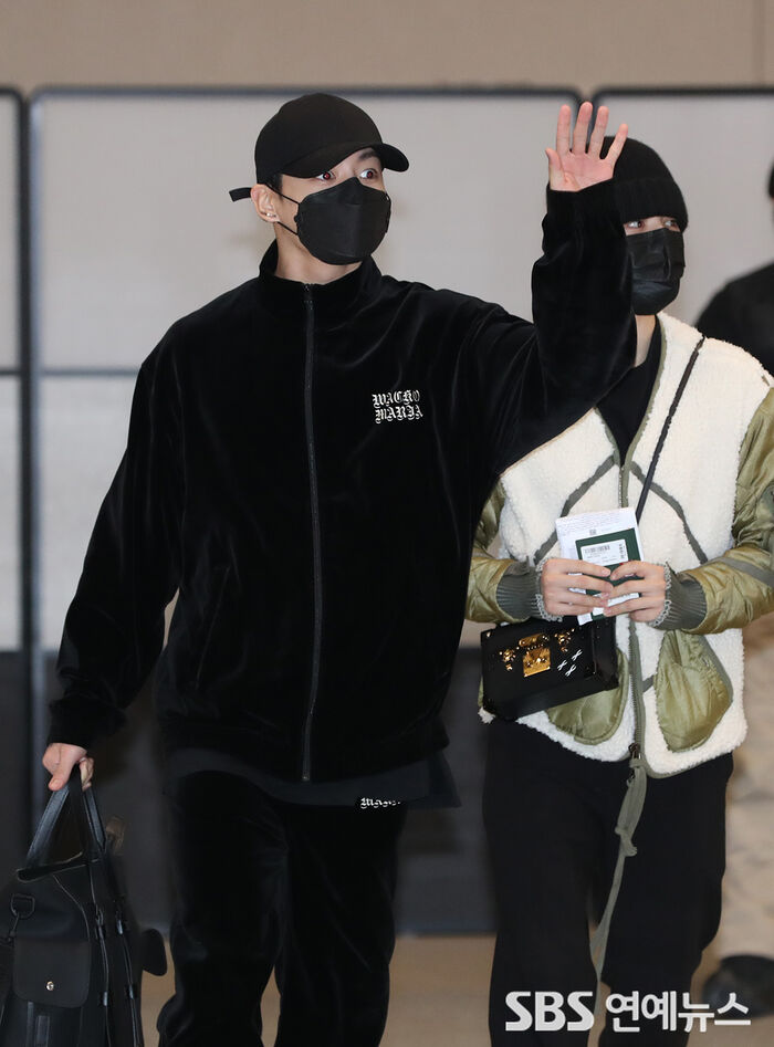 [Throwback] BTS’ JUNG KOOK Greets ARMY After Returning to Korea