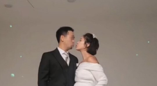 '재결합 후 임신' 황정음, 남편과 만삭화보 촬영…'뽀뽀 쪽' 애정 폭발