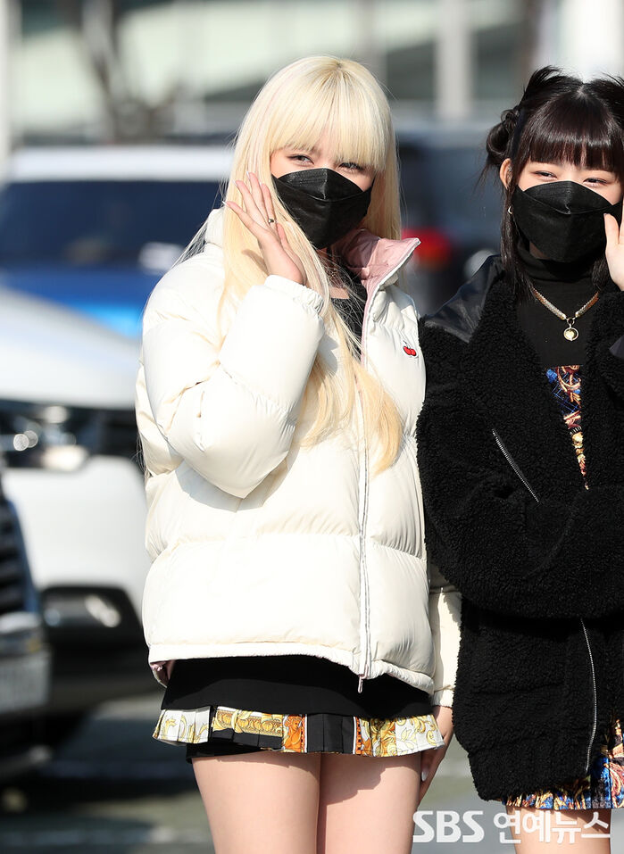 [Throwback] IVE’s LIZ Stuns With Dazzling Blonde Hair