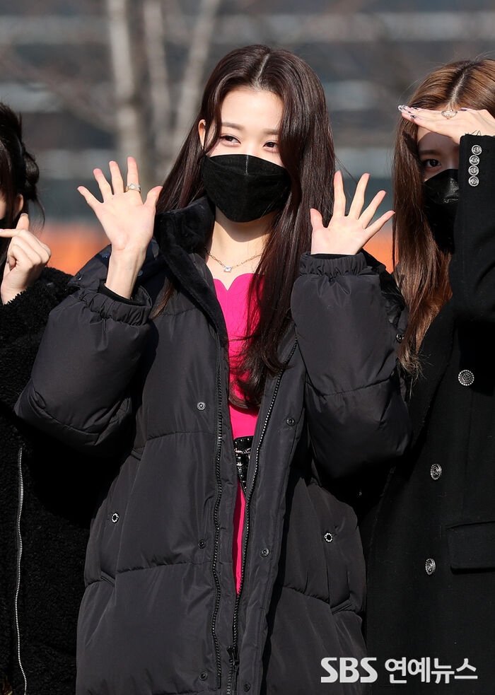 [Throwback] IVE’s JANG WONYOUNG Blooms With Flower-Like Visuals