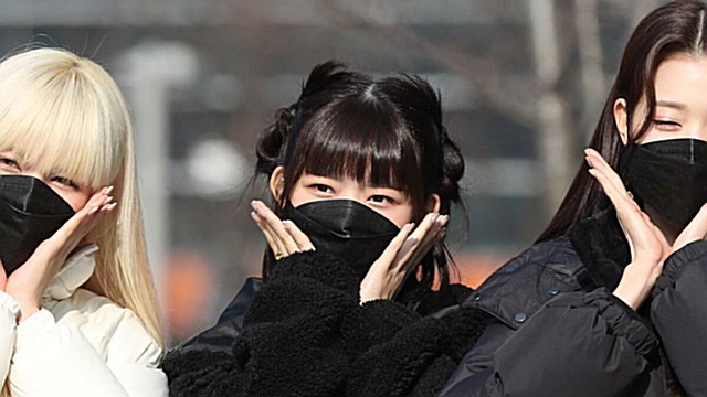 [Throwback] IVE’s REI Shows Off a Sparkling "Flower Pose"