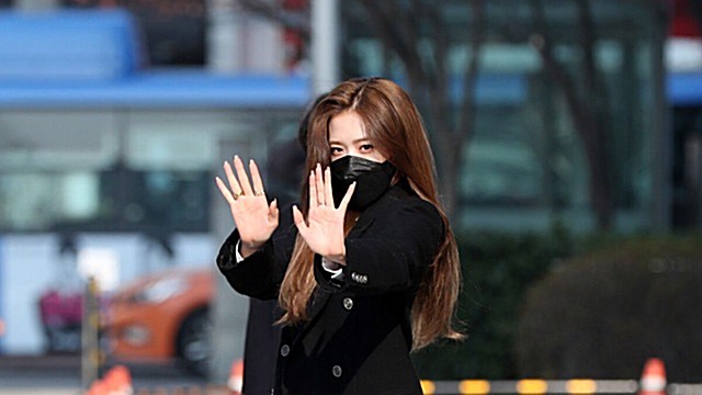 [Throwback] IVE’s AN YUJIN Delivers Leader-Level Fan Service