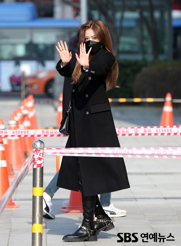[Throwback] IVE’s AN YUJIN Delivers Leader-Level Fan Service