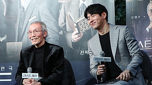 [E포토] 오영수-이상윤, '깐부 미소'