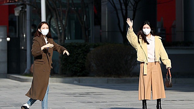 [E포토] 다비치, '가깝지만 먼 사이'