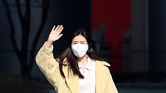 [E포토] 다비치 이해리, '멀리서 전하는 손인사'